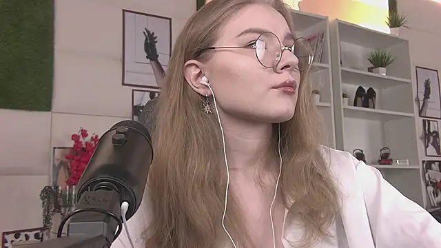 Snapshot of ValerieViolette chatting on 21, 2, 2025 ValerieViolette online show from 21, 2, 2025