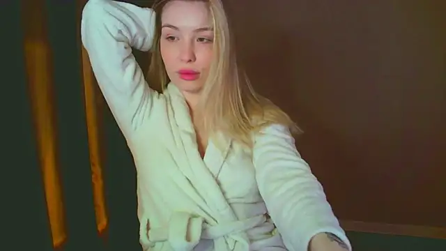 mia raspberrie online show from 8, 12, 2024