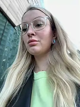 Snapshot of Teya_moon_ chatting on 4, 1, 2025 Teya moon online show from 4, 1, 2025