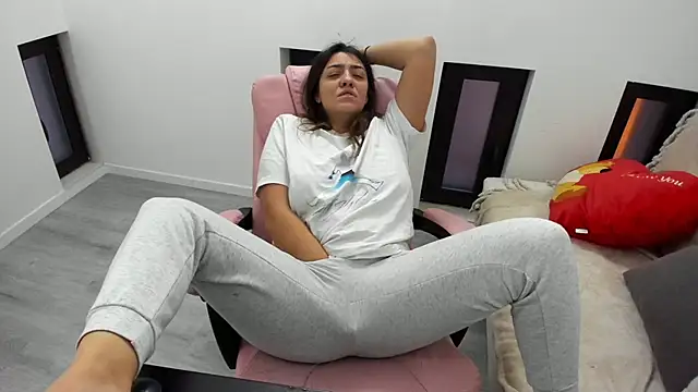 Dyana Kaylinn online show from 13, 1, 2026