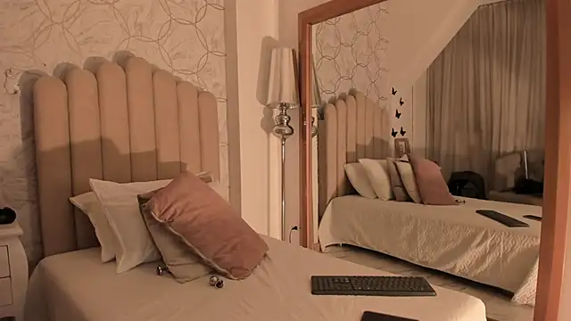 PamelaMendez  online show from 2, 12, 2025