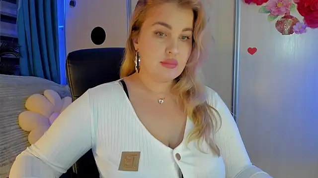 Snapshot of CoraSwon chatting on 5, 12, 2025 CoraSwon online show from 5, 12, 2025