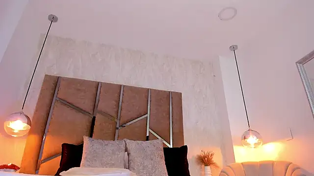 Martinaa Jones  online show from 21, 11, 2025