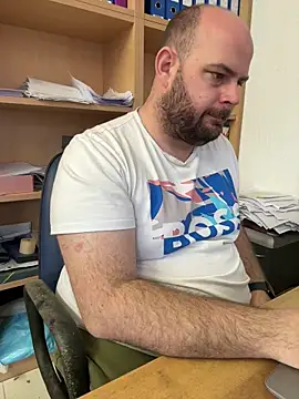 bearlover992 online show from 10, 1, 2025