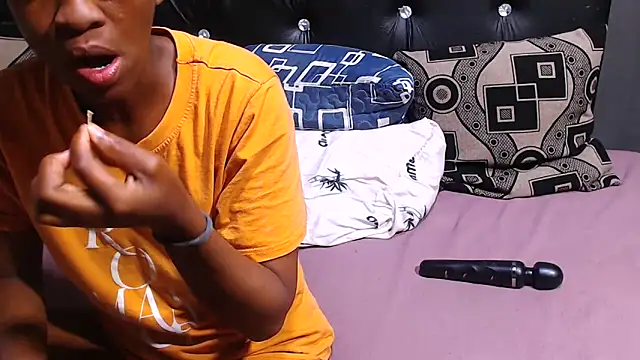 Snapshot of BLACKberry008 chatting on 16, 11, 2025 BLACKberry008 online show from 16, 11, 2025