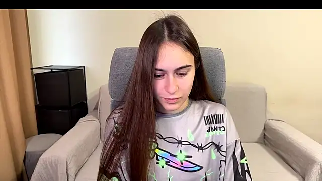 Snapshot of AliceKolltt chatting on 4, 12, 2025 AliceKolltt online show from 4, 12, 2025