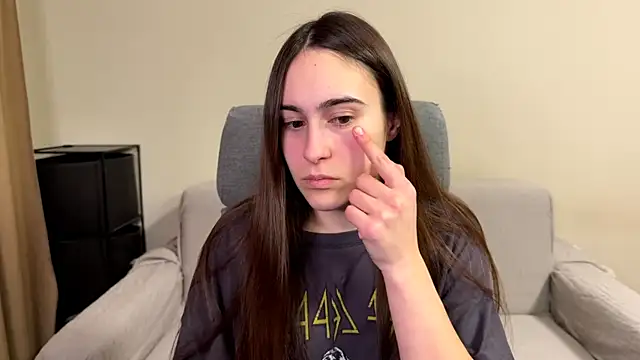 Snapshot of AliceKolltt chatting on 7, 4, 2026 AliceKolltt online show from 7, 4, 2026