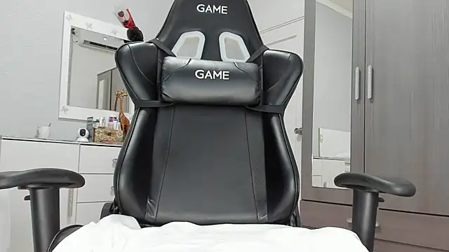 anisialuna  online show from 5, 2, 2025