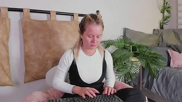 stefanny ruiz  online show from 23, 2, 2025