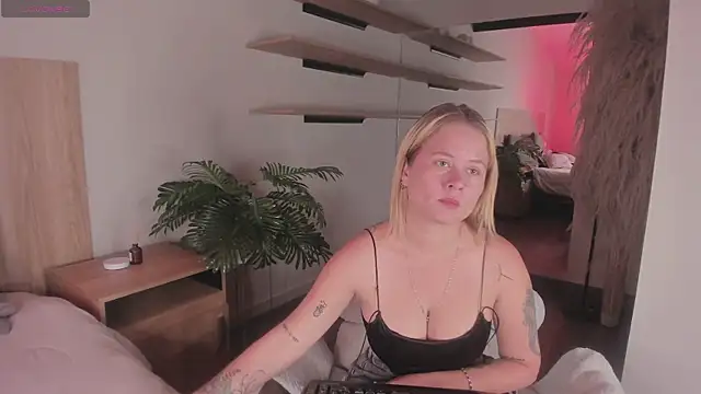 stefanny ruiz  online show from 5, 3, 2025