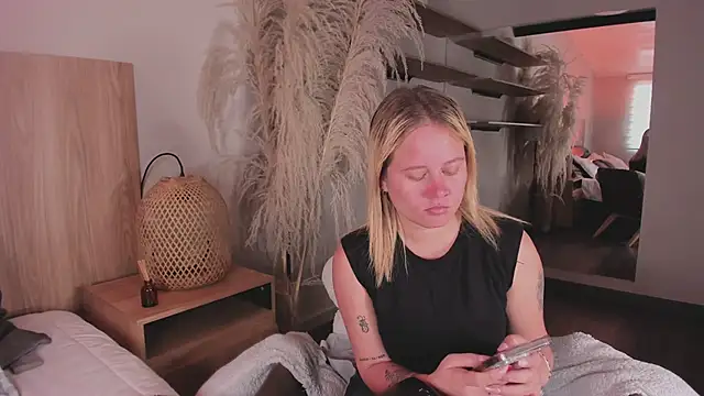 stefanny ruiz  online show from 10, 3, 2025