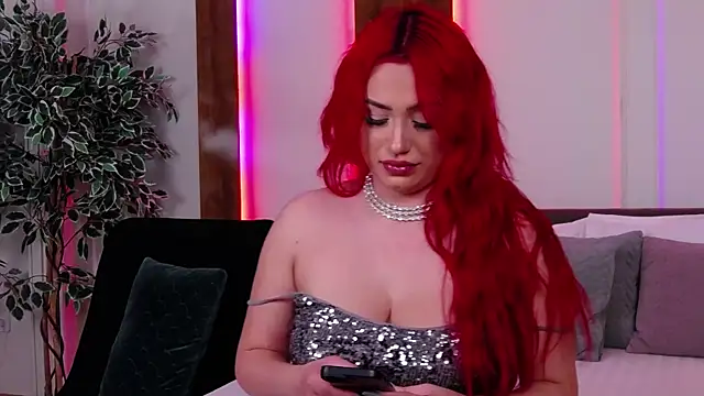 Snapshot of EmyHilton chatting on 8, 11, 2025 EmyHilton online show from 8, 11, 2025