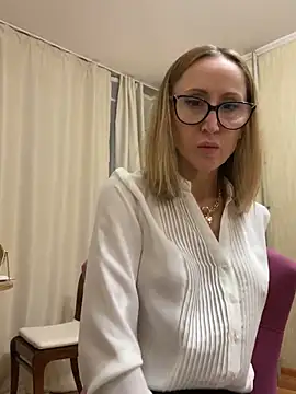 Snapshot of LauraDavis chatting on 3, 12, 2025 LauraDavis online show from 3, 12, 2025