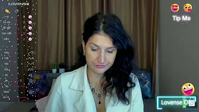 Snapshot of Alianna_Solo_Kisses chatting on 1, 11, 2025 Alianna Solo Kisses online show from 1, 11, 2025