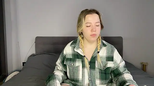 Embersweetbunny online show from 14, 1, 2026