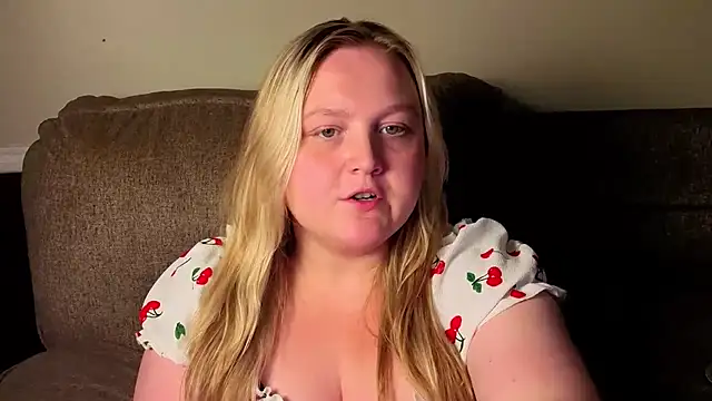 Snapshot of PhatAssBlond chatting on 7, 8, 2026 PhatAssBlond online show from 7, 8, 2026