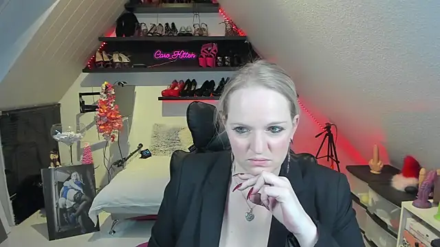 caro kitten online show from 15, 12, 2024