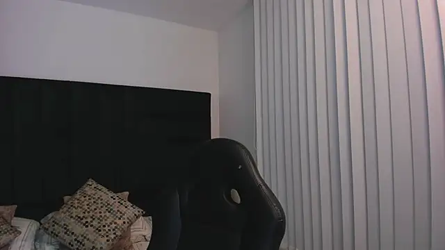 Snapshot of FaloonRoussel chatting on 8, 11, 2025 FaloonRoussel online show from 8, 11, 2025