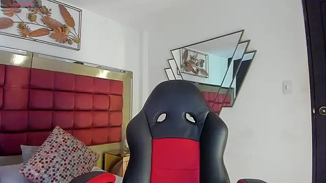 Snapshot of FaloonRoussel chatting on 15, 11, 2025 FaloonRoussel online show from 15, 11, 2025