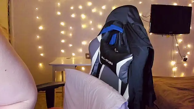 Snapshot of Milafoxxxy chatting on 14, 2, 2025 Milafoxxxy online show from 14, 2, 2025