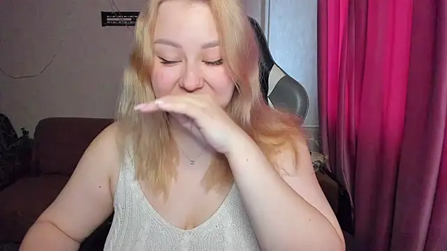 Snapshot of Milafoxxxy chatting on 4, 11, 2025 Milafoxxxy online show from 4, 11, 2025