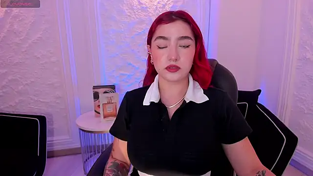 Snapshot of ViolettCastel chatting on 8, 10, 2025 ViolettCastel online show from 8, 10, 2025