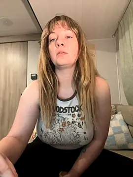 Snapshot of emerieskye20 chatting on 12, 11, 2025 emerieskye20 online show from 12, 11, 2025