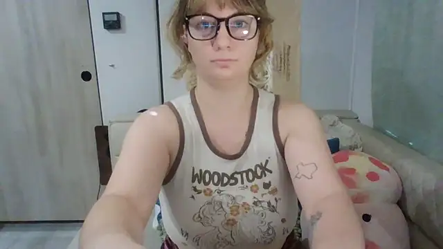 Snapshot of emerieskye20 chatting on 23, 11, 2025 emerieskye20 online show from 23, 11, 2025