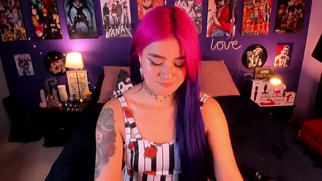 Snapshot of anne_cross chatting on 15, 10, 2025 anne cross online show from 15, 10, 2025