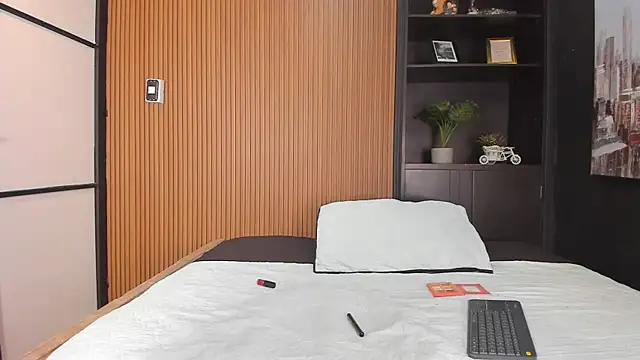 Snapshot of LaurenSnow chatting on 16, 12, 2025 LaurenSnow online show from 16, 12, 2025