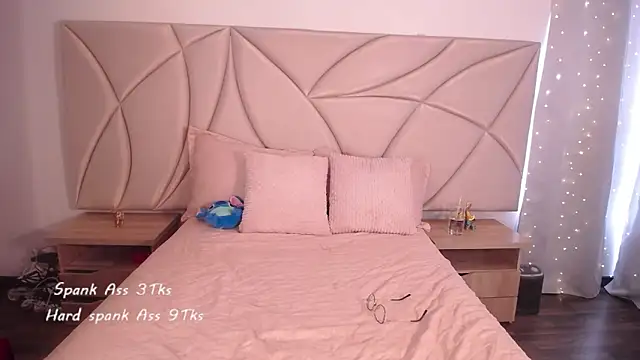 Snapshot of ValleryC chatting on 4, 11, 2025 ValleryC online show from 4, 11, 2025