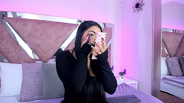 Snapshot of PaulinaDuarte chatting on 22, 10, 2025 PaulinaDuarte online show from 22, 10, 2025