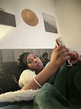 Snapshot of Your_Paris chatting on 6, 2, 2026 Your Paris online show from 6, 2, 2026