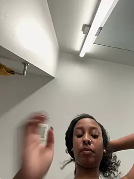 Snapshot of Your_Paris chatting on 21, 2, 2026 Your Paris online show from 21, 2, 2026