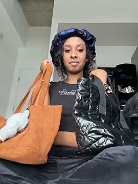 Snapshot of Your_Paris chatting on 22, 2, 2026 Your Paris online show from 22, 2, 2026