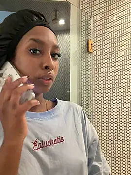 Snapshot of Your_Paris chatting on 2, 3, 2026 Your Paris online show from 2, 3, 2026