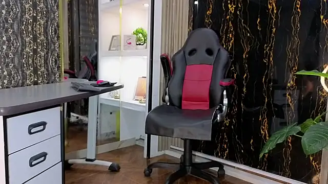 MissEscarleth online show from 21, 10, 2025