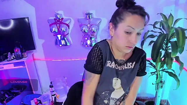 LucyStrike  online show from 19, 5, 2026