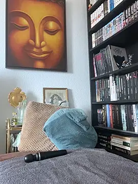 Luccreccia  online show from 20, 10, 2025