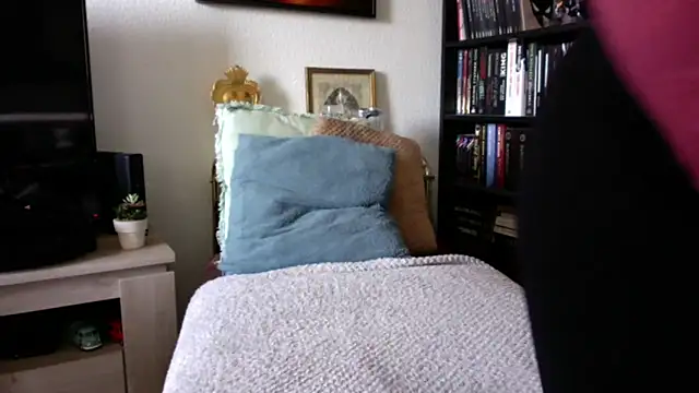 Luccreccia  online show from 23, 10, 2025