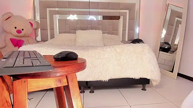 Nicolle foxy online show from 23, 12, 2024