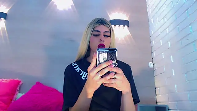 Daniela Pink  online show from 13, 2, 2025