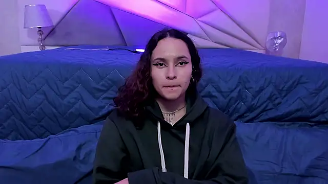 AnnyThompson  online show from 8, 1, 2025