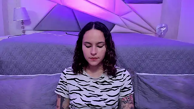 AnnyThompson  online show from 8, 1, 2025