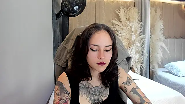 AnnyThompson  online show from 18, 4, 2026