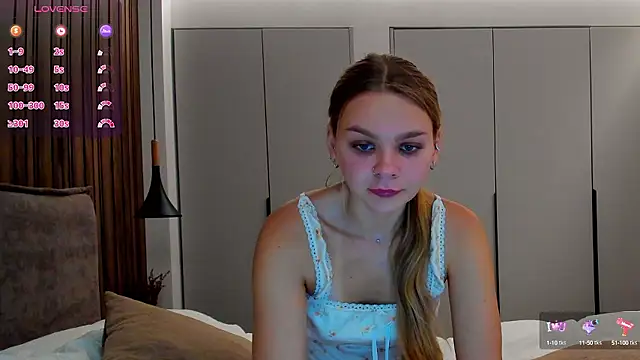 Snapshot of Molly_sweetie chatting on 29, 9, 2025 Molly sweetie online show from 29, 9, 2025