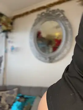 ValerieHilton online show from 19, 12, 2025