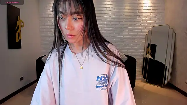 Snapshot of GigiLee_ chatting on 4, 1, 2025 GigiLee  online show from 4, 1, 2025