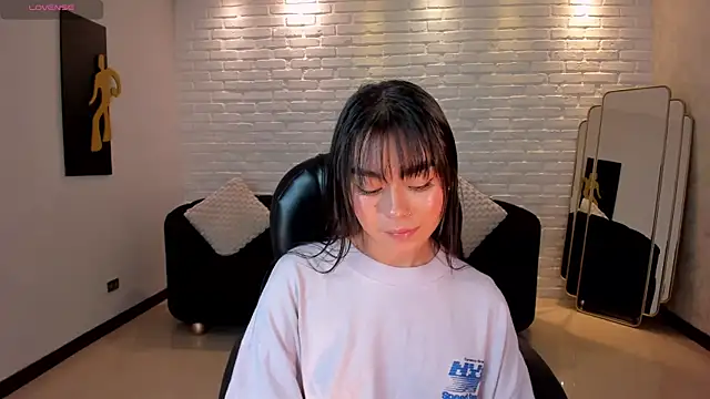 Snapshot of GigiLee_ chatting on 5, 1, 2025 GigiLee  online show from 5, 1, 2025