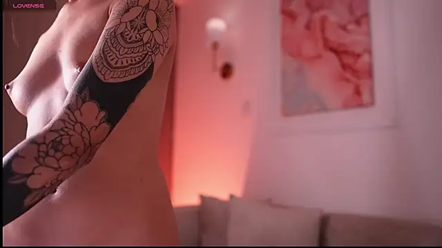 Snapshot of GigiLee_ chatting on 7, 2, 2025 GigiLee  online show from 7, 2, 2025